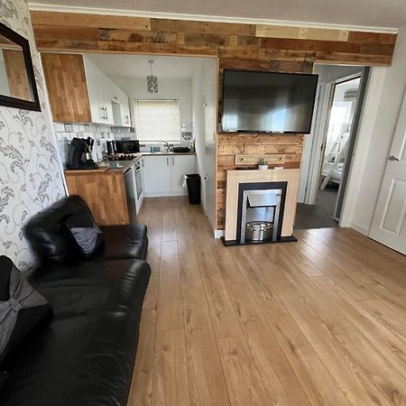 Signature, Scratby - Two Bed Chalet, Sleeps 7, Free Wi-Fi, Bed Linen And Towels Included, Pets Welcome And Onsite Entertainment Available エクステリア 写真