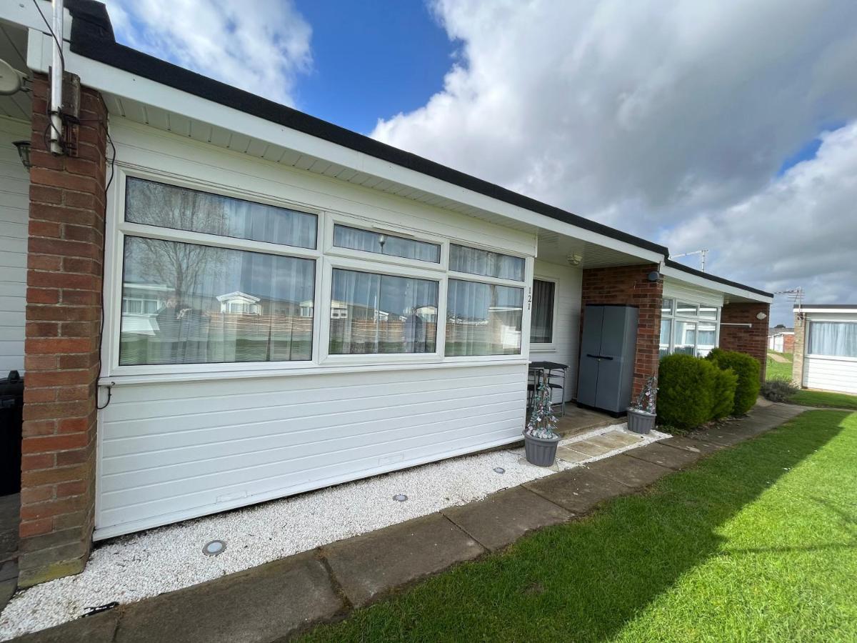 Signature, Scratby - Two Bed Chalet, Sleeps 7, Free Wi-Fi, Bed Linen And Towels Included, Pets Welcome And Onsite Entertainment Available エクステリア 写真