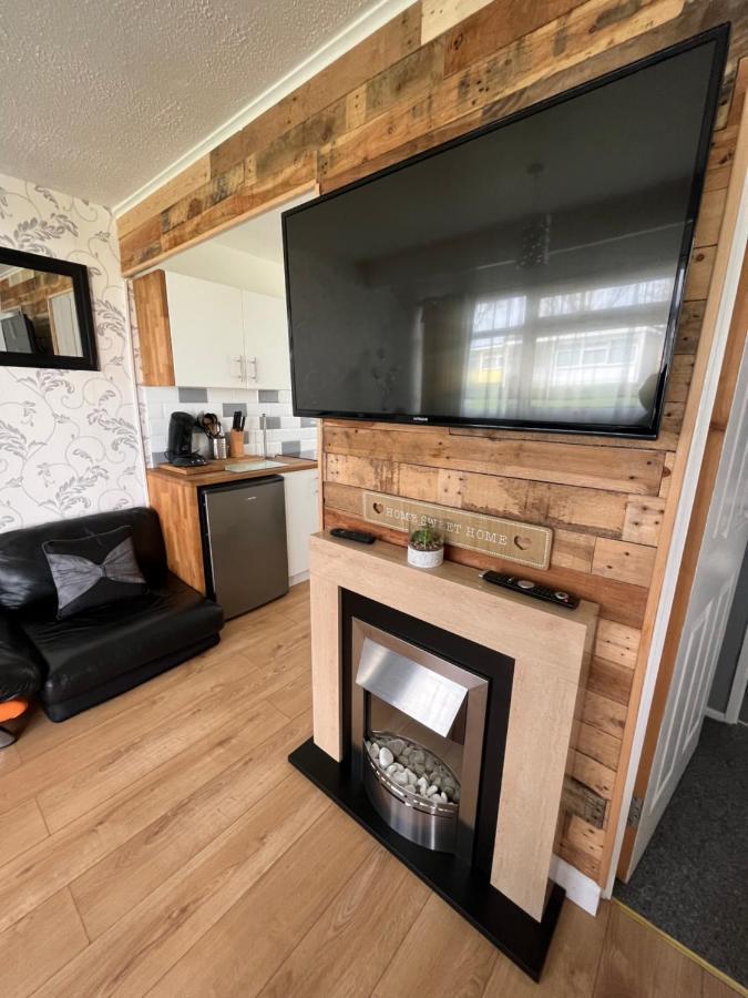 Signature, Scratby - Two Bed Chalet, Sleeps 7, Free Wi-Fi, Bed Linen And Towels Included, Pets Welcome And Onsite Entertainment Available エクステリア 写真