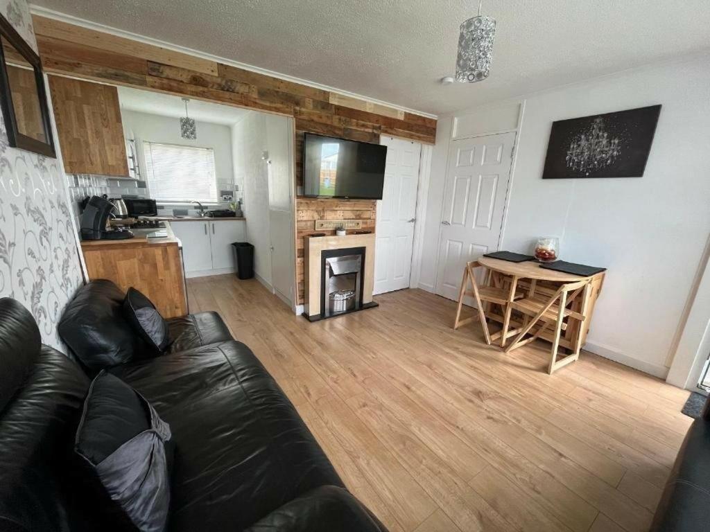 Signature, Scratby - Two Bed Chalet, Sleeps 7, Free Wi-Fi, Bed Linen And Towels Included, Pets Welcome And Onsite Entertainment Available エクステリア 写真