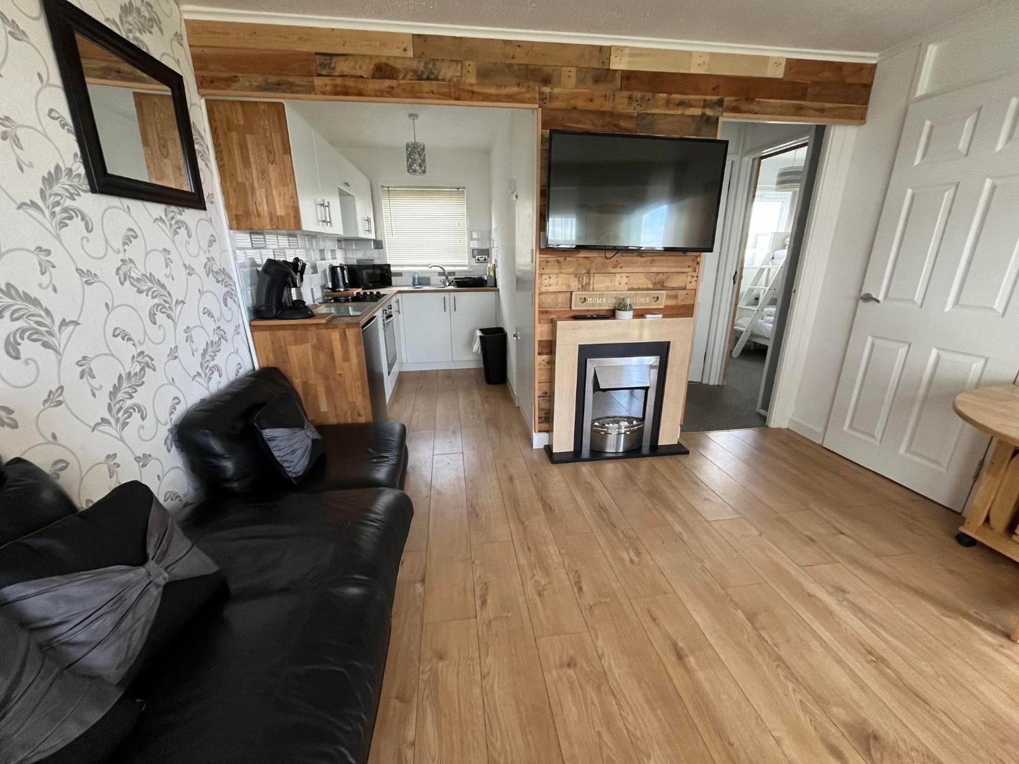 Signature, Scratby - Two Bed Chalet, Sleeps 7, Free Wi-Fi, Bed Linen And Towels Included, Pets Welcome And Onsite Entertainment Available エクステリア 写真