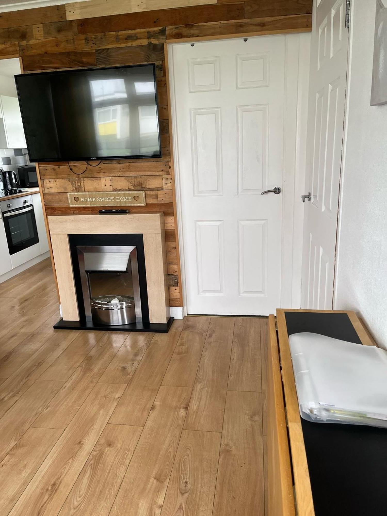 Signature, Scratby - Two Bed Chalet, Sleeps 7, Free Wi-Fi, Bed Linen And Towels Included, Pets Welcome And Onsite Entertainment Available エクステリア 写真