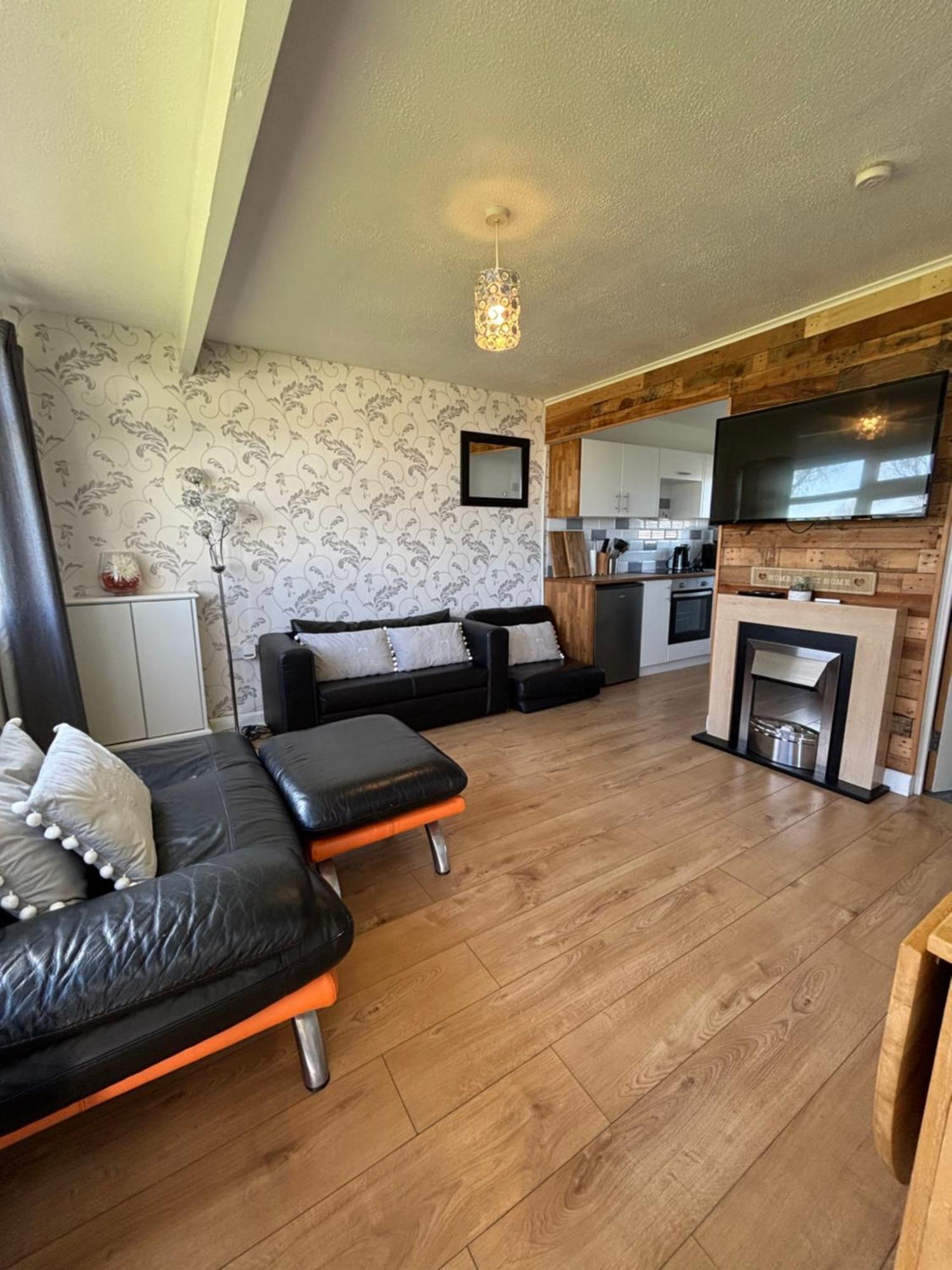 Signature, Scratby - Two Bed Chalet, Sleeps 7, Free Wi-Fi, Bed Linen And Towels Included, Pets Welcome And Onsite Entertainment Available エクステリア 写真